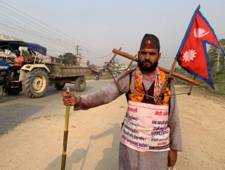 नेताले जनतालाई गोरु बनाएको भन्दै हलो जुवा बोकेर महाकाली मेची पैदल यात्रामा
