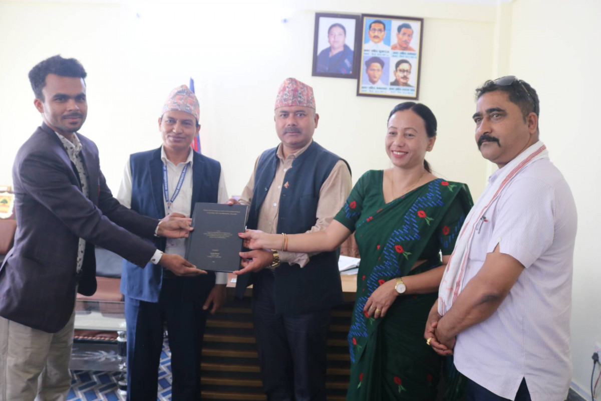 स्थानीय तहमा विद्युतिय शासन र देवदहमा त्यसको अवस्थाबारे तयार गरिएको शोधपत्र हस्तान्तरण