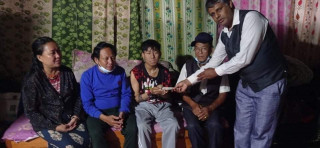 स्याङजाका मृगौला पिडितलाई मगर संसार ग्रुप द्वारा आर्थिक सहयोग रकम हस्तांतरण