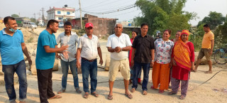 धुलाेबाट आजित देवदहका स्थानीयले गरे सडक अबरुद्द