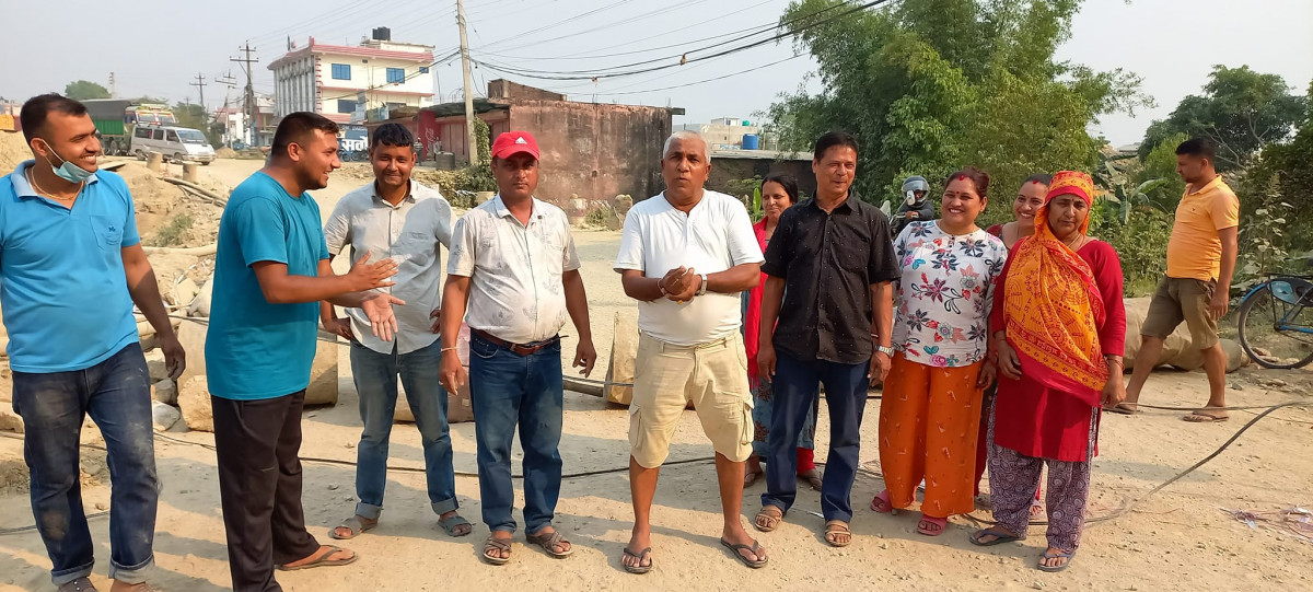 धुलाेबाट आजित देवदहका स्थानीयले गरे सडक अबरुद्द