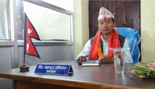 आफ्नै गाडी मासिक १ लाख ८० हजार भाडामा दिएर आफै चढ्ने गाउँपालिका अध्यक्ष