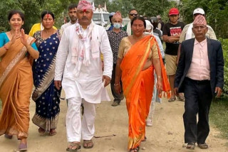 संयुक्त गठबन्धनका उम्मेदवार भोट माग्दै जनताको घरदैलोमा