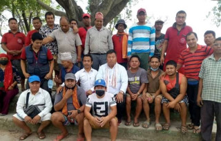 स्वतन्त्र उपमेयर र वडा अध्यक्षका उम्मेदवार थापा र श्रीसलाई इ-रिक्सा व्यावसायिको साथ
