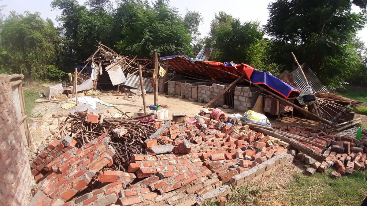 हुरीले घर भत्काउँदा देवदह ३ निवासी चर्ती बंगुरको खोरमा बस्न बाध्य