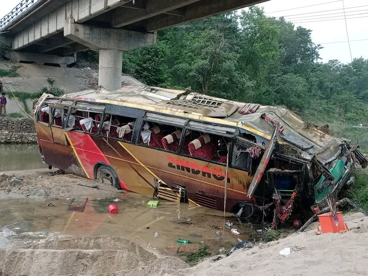रुपन्देहीको रोहिणी नदिमा बस खस्यो:९ जनाको मृत्यु २३ घाइते