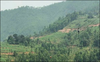 नुवाकोटमा ठूलो बिजुलीको पोलमा चढे माइला:प्रहरी उद्दारको प्रयास गर्दै