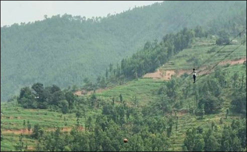 नुवाकोटमा ठूलो बिजुलीको पोलमा चढे माइला:प्रहरी उद्दारको प्रयास गर्दै