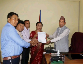 २९ बुँदे माग राख्दै 'जनपक्षीय संयुक्त संयन्त्र, देवदहले नगरप्रमुख खरेललाई बुझायो ज्ञापन-पत्र