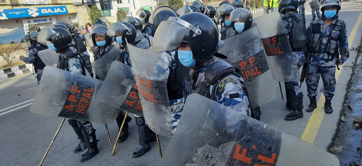 मूल्यवृद्धिको विरोधमा उत्रिएका प्रदर्शनकारी र प्रहरीबीच झडप