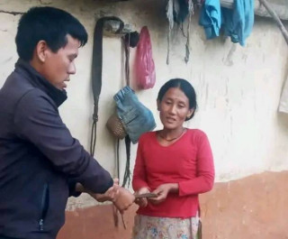 मगर संसारद्वारा प्यूठानका  हुमा पून मगरको परीवारलाई आर्थिक सहयोग