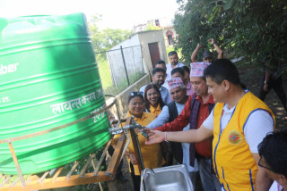 ऎतिहासिक पाकडी बृक्षमा खानेपानीको ट्याङ्की जडान