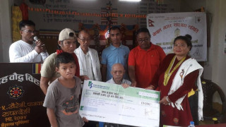 रुखबाट लडेर घाइते भएका थापाको उपचारका लागि संकलित रकम हस्तान्तरण 