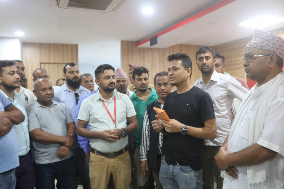 व्याजदर बृद्दिको बिरोध गर्दै देवदहका व्यवसायीले बुझाए ज्ञापन पत्र