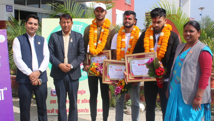 तिलोत्तमा नगरपालिकाद्वारा राष्ट्रिय क्रिकेट खेलाडीहरुलाई नगद सहित सम्मान