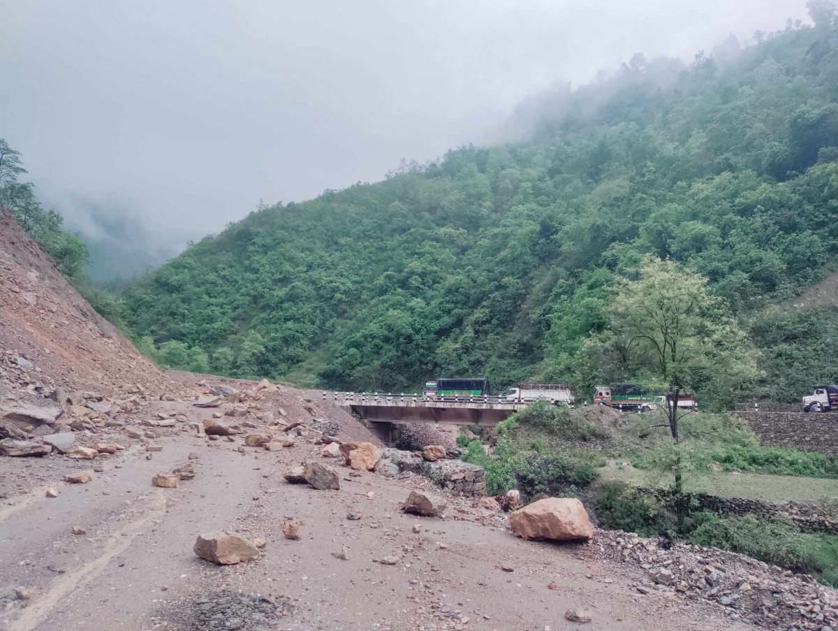 पहिरोले सिद्धार्थ राजमार्गसँगै पाल्पाका विभिन्न सडकखण्ड अवरुद्ध