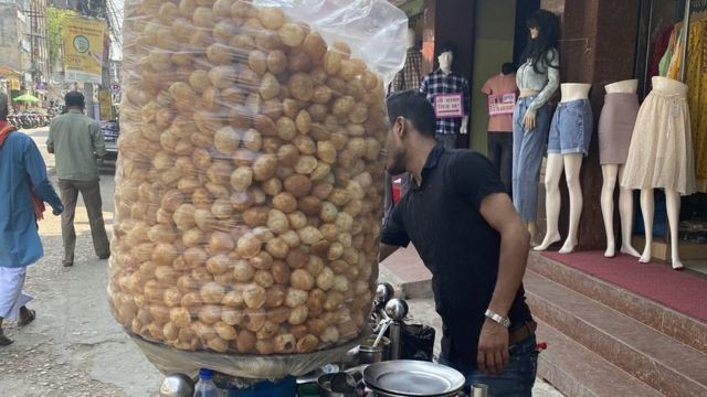 काठमाडौंमा चटपटे, पानीपुरी बिक्रीमा रोक लगाउने तयारी