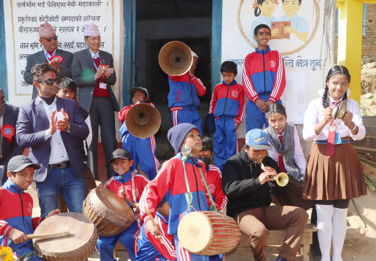बागलुङ पैयुँपाटाका विद्यार्थी पढ्दै पञ्चेबाजा बजाउन सिक्दै