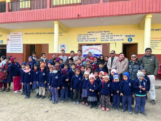 देवदहको सीता माविका विद्यार्थीलाई न्यानो कपडा वितरण