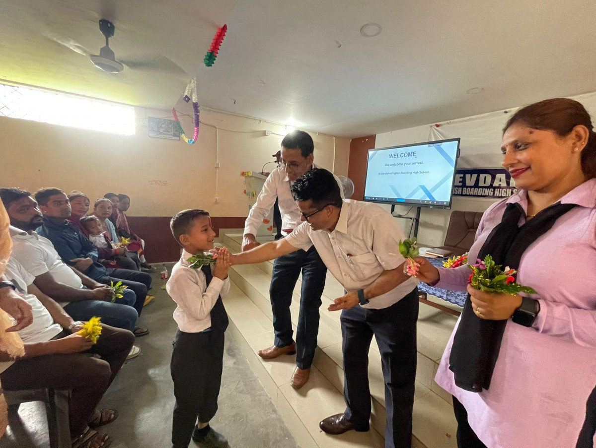 देवदह इङलिस बोर्डिङ हाई स्कुलमा नवआगन्तुक विद्यार्थीहरुलाई स्वागत