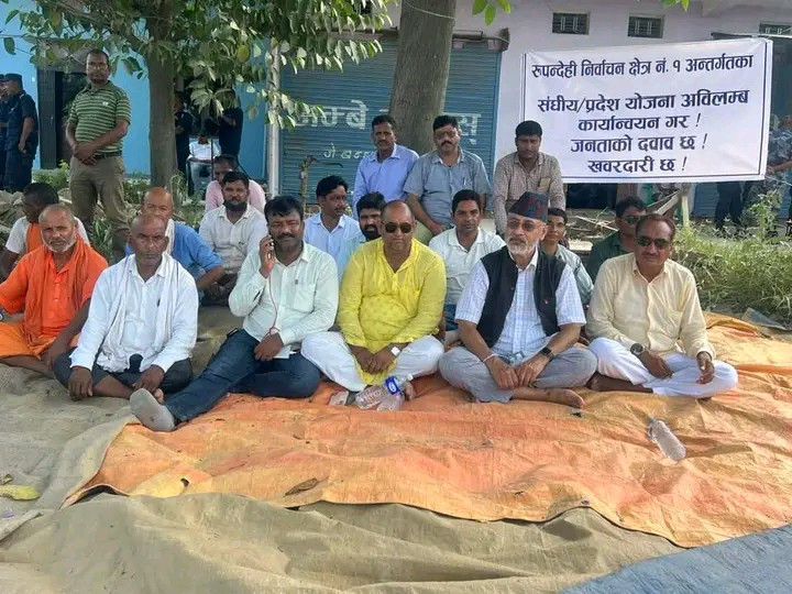 सडक निर्माणमा ढिलासुस्ती भएपछि सांसद धर्नामा : १० दिनभित्र काम सम्पन्न गर्ने लिखित सम्झौता