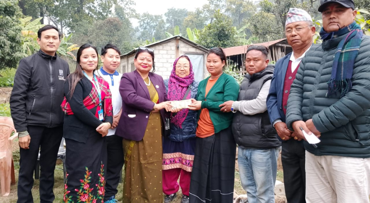 मगर संसार फोटो ग्यालरी ग्रुपद्वारा देवदहका थापा मगरलाई उपचारका लागी आर्थिक सहयोग
