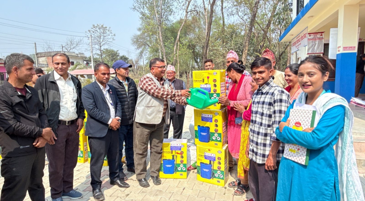 देवदहका किसानलाई कृषि सामाग्री वितरण