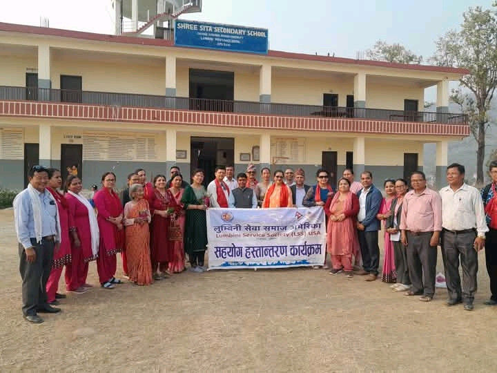 सिता माध्यमिक विद्यालयमा पोशाक वितरण