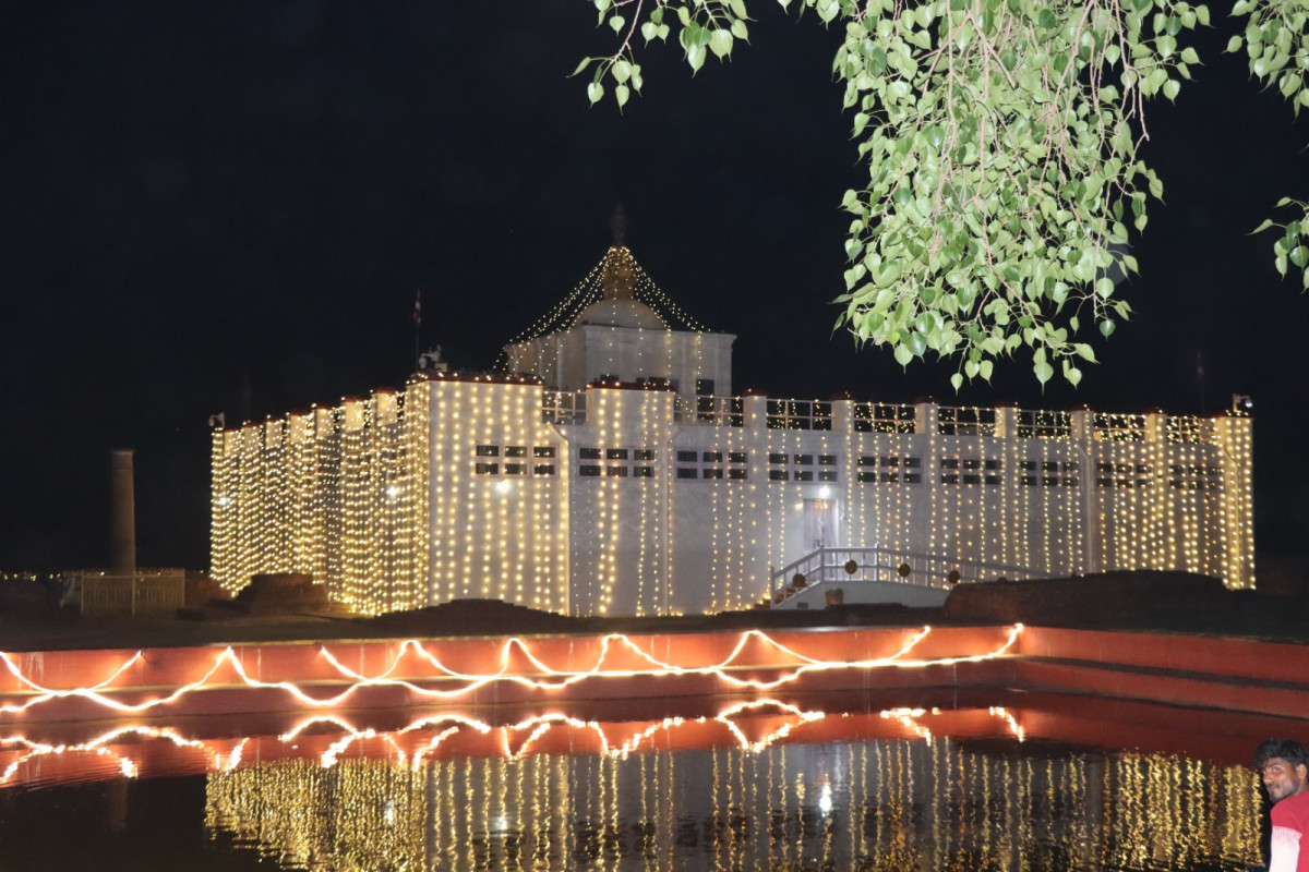 बुद्ध जयन्तीको अवसरमा सिँगारिएको मायादेवी मन्दिर