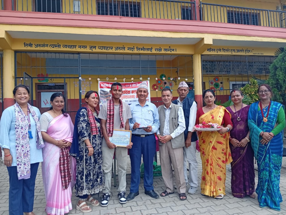 न्यू नमुना ईङ्गलिस बोर्डिङ्गमा एसईई उत्तीर्ण विद्यार्थीहरुलाई बधाई तथा सम्मान