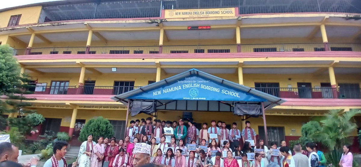 न्यू नमुना ईङ्गलिस बोर्डिङ्गमा एसईई उत्तीर्ण विद्यार्थीहरुलाई बधाई तथा सम्मान