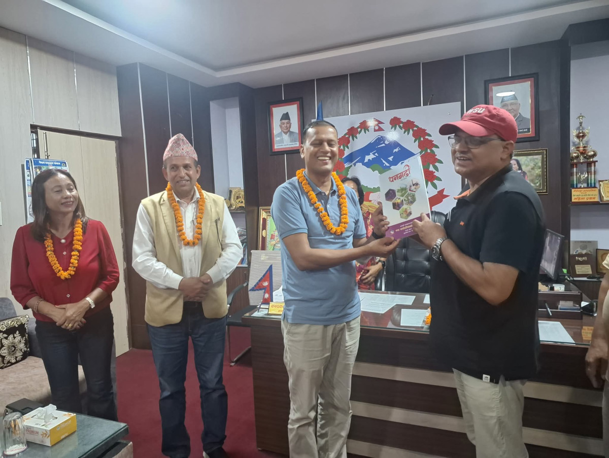देवदह र धनगढी उपमहानगरपालिकाका जनप्रतिनिधि, कर्मचारी भेटघाट, फोहोर र विपत् व्यवस्थापनका विषयमा छलफल
