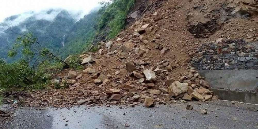 बुटवल - दोभान सडक खण्ड १५ घण्टादेखि अबरुद्ध, ५ ठाउँमा पहिरो
