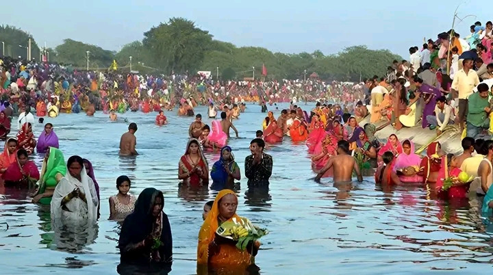 आज छठ पर्वको मुख्य दिन,अस्ताउँदो सूर्यलाई अर्घ्य दिएर मनाइँदै