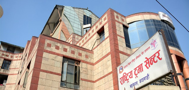 नारायणी अस्पतालमा आक्रमणमा घाइते डा. प्रमोद राम ट्रमा सेन्टरमा, दोषीमाथि कारबाही गर्न मन्त्रालयको आग्रह